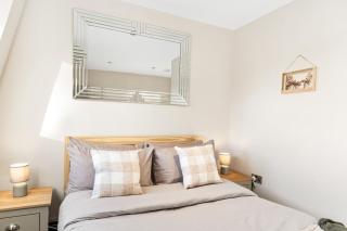 Newly Renovated 1BR Steps from Hove Beach - 0