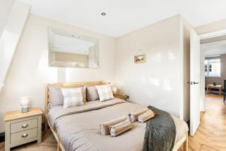 Newly Renovated 1BR Steps from Hove Beach - 7