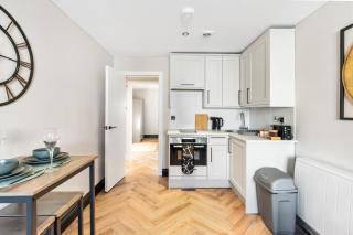 Newly Renovated 1BR Steps from Hove Beach - 4