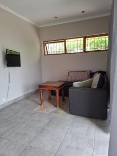 Spacious Suite Somerset West - 6