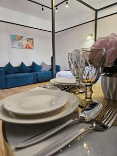 8 Luxury Suites by MEGA Mall - 1