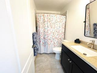 Charmin Luxe Stay in a Peaceful Cul de Sac - 9