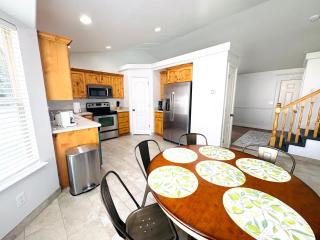 Charmin Luxe Stay in a Peaceful Cul de Sac - 1