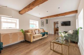Stunning 5-bed Barn Conversion in Newark-on-Trent by Renzo, Beautiful Surroundings, Sleeps 10! - 6