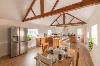 Stunning 5-bed Barn Conversion in Newark-on-Trent by Renzo, Beautiful Surroundings, Sleeps 10! - 2