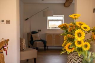 Stunning 5-bed Barn Conversion in Newark-on-Trent by Renzo, Beautiful Surroundings, Sleeps 10! - 3