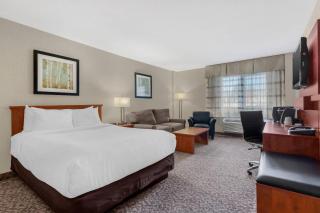 Clarion Hotel & Suites - 3
