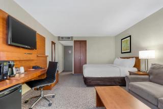 Clarion Hotel & Suites - 2
