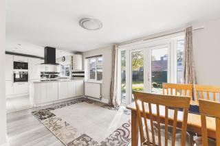 Spacious 4BDR House with Parking by Heathrow - 9