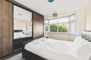 Spacious 4BDR House with Parking by Heathrow - 7