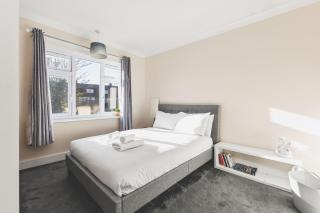 Spacious 4BDR House with Parking by Heathrow - 6