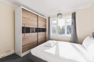 Spacious 4BDR House with Parking by Heathrow - 5