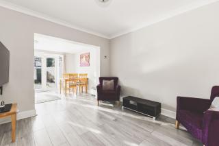 Spacious 4BDR House with Parking by Heathrow - 1