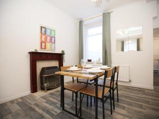 Osterley Place By N And N Stays, Contractor friendly accommodation, close to centre, water front and docks, with on street parking and fast wifi - 7