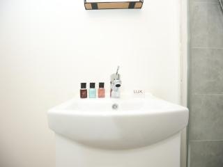 Osterley Place By N And N Stays, Contractor friendly accommodation, close to centre, water front and docks, with on street parking and fast wifi - 3