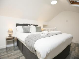 Osterley Place By N And N Stays, Contractor friendly accommodation, close to centre, water front and docks, with on street parking and fast wifi - 2
