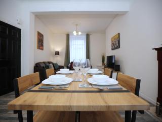 Osterley Place By N And N Stays, Contractor friendly accommodation, close to centre, water front and docks, with on street parking and fast wifi - 1