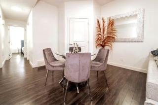 Chic Suite - Long Stays - King Bed - Fireplace & WiFi - 3