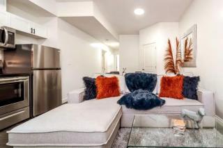 Chic Suite - Long Stays - King Bed - Fireplace & WiFi - 1