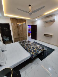 Neat Retreat - 2BHK WiFi-Netflix-AC-Geyser E-11 Islamabad - 3