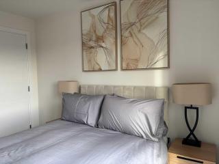 Stylish New 2-Bed Apartment with Parking, Sleeps 5 - 9
