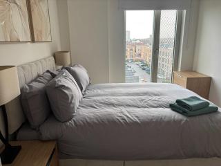 Stylish New 2-Bed Apartment with Parking, Sleeps 5 - 7