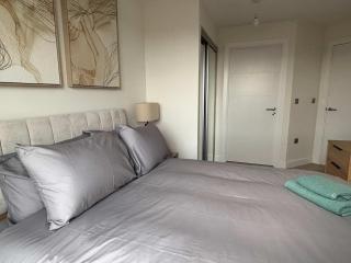Stylish New 2-Bed Apartment with Parking, Sleeps 5 - 1