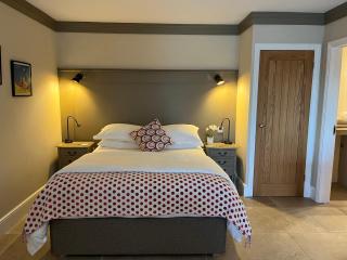 Award Winning Lodge at Ewen Barn, Ewen, Cirencester - 3