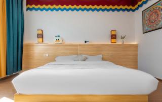 Shangri La Horizon View Hotel Dukezong Ancient City Branch located near the prayer wheel of the Great Buddha Temple, offers free high-speed train plane pick-up upon check-in - 2