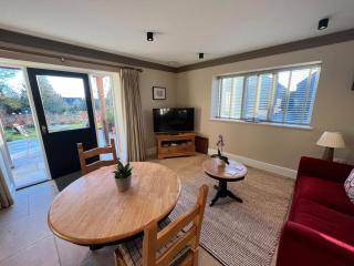 Award Winning Lodge at Ewen Barn, Ewen, Cirencester - 7