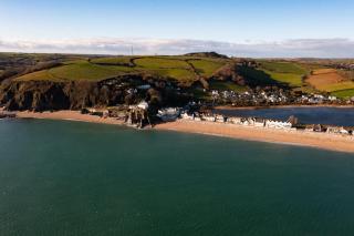 Beachfront Cottage with Sea Views & Coastal Walk - 7