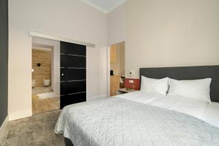 Jasne Studia Very Berry w Centrum Poznania by Noclegi Renters - 1