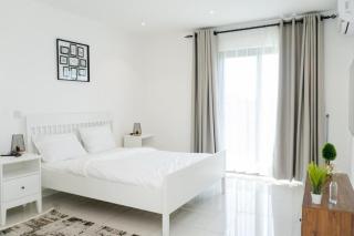 Luxurious Three bedroom Apartment - 7