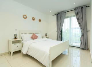 Luxurious Three bedroom Apartment - 5