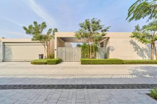 Luxury Seafront 4BR and Maids Villa Al Zorah - 2