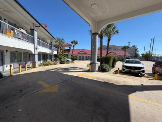 Kiwi Inn Capital O Houston - Hwy 249 - 7