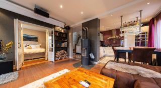 Lake and Mountain View Villa with Free Parking in Huenibach - 1