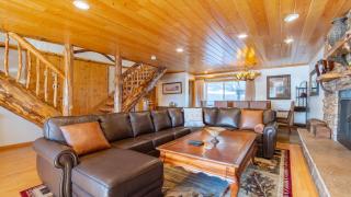 Gorgeous Ski In Ski Out Home w Game Room Hot Tub Clover by AvantStay - 2