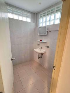 Elephant Sports Bar and Accommodation - Phuket - 9