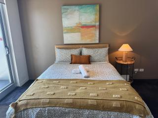 Waterview Comfort Studio walk to Southern Cross, with Gym Pool and Sauna - 9