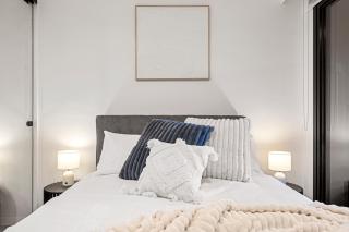 Luxury 2BR Docklands Apartment Panoramic City & Waterfront Views - 1