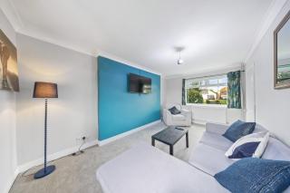 Beautiful home with plenty of parking, garden - 0