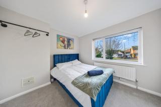 Beautiful home with plenty of parking, garden - 9