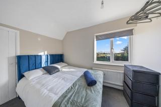 Beautiful home with plenty of parking, garden - 2