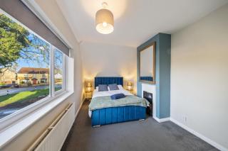 Beautiful home with plenty of parking, garden - 1