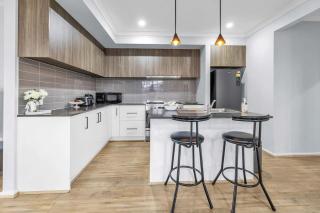 Bright & Cozy 4-Bed Home in Rockbank - 6