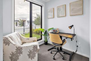 Bright & Cozy 4-Bed Home in Rockbank - 2