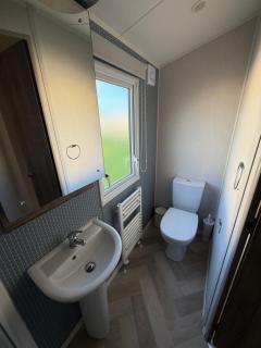 Skegness Fields 107 - Hot tub caravan, pet friendly, wifi - Meadow Lakes Caravan and Lodge Hire - 2