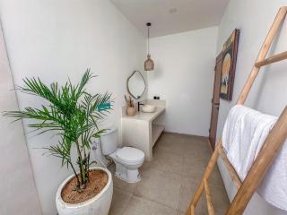 Cozy Hidden 2BR Villa Tintin with Pool & Rooftop - 1