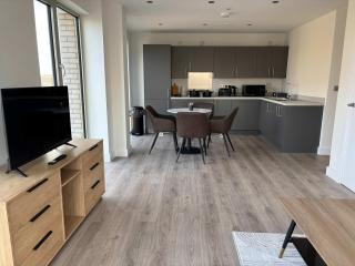 Contemporary 2-Bed Apartment near City Centre - 4